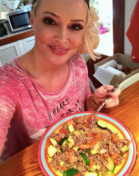 Daniela isst Hackpfanne